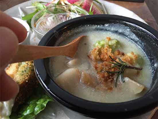 冬野菜のホワイトシチュー ベジチーズをかけて