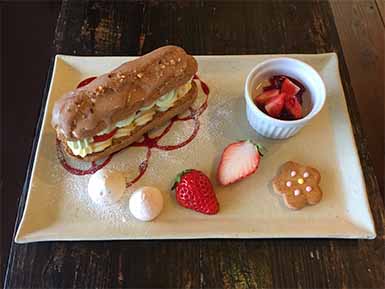 苺とピスタチオのエクレアとブランマンジェのセット